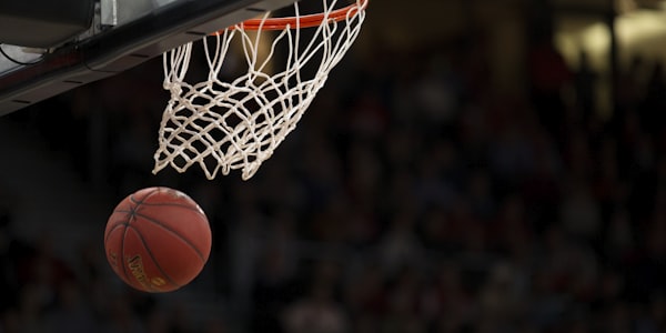 NBA篮球比赛精彩瞬间，球员飞跃扣篮，力量与技巧完美结合